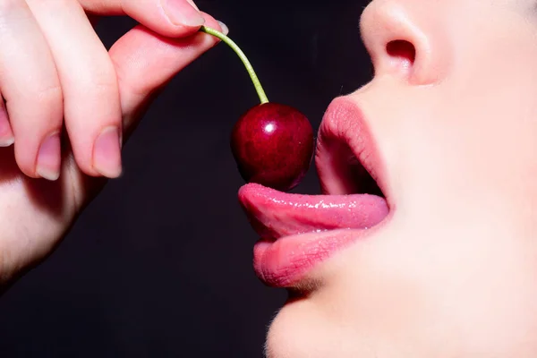Cseresznye Női Szájban Nyári Szexi Gyümölcsök Cseresznye Női Ajkakon Nyelvnyalás — Stock Fotó