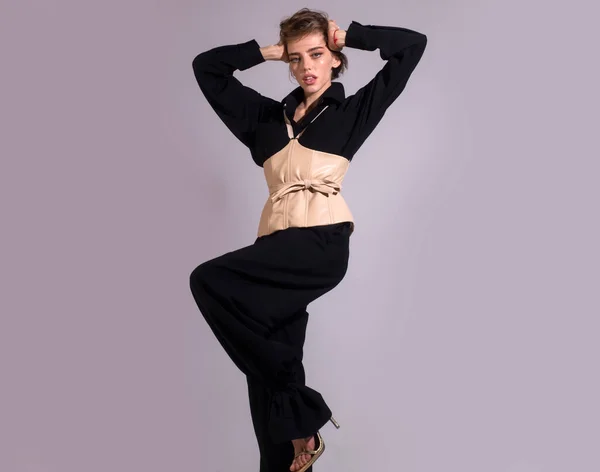 Fashionabelt Klädd Kvinna Mode Porträtt Glamour Sensuell Ung Snygg Dam — Stockfoto