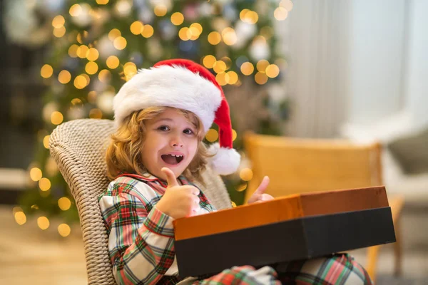Sürpriz Çocuk Noel Hediyelerini Açıyor Noel Hediyesi Kutusuyla Küçük Heyecanlı — Stok fotoğraf