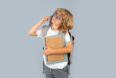 Tecrit edilmiş bir geçmişi olan okul çocuğu. Çocukların eğitimi, öğrenimi ve çocuklar için bilgi. Düşünen çocuklar, düşünceli okul çocukları, zeki, zeki, komik inekler
