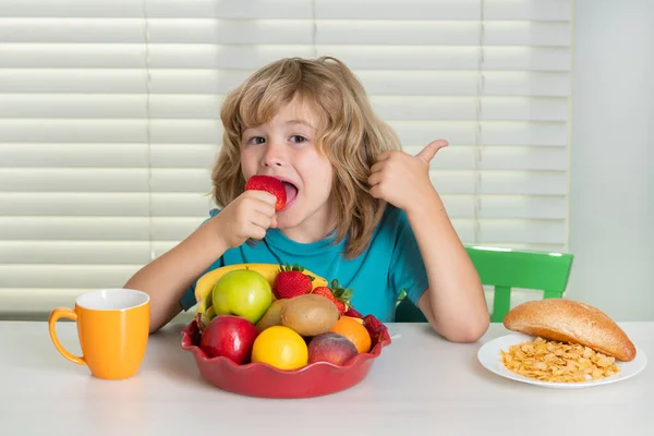 Çilekli Çocuk Yaz Meyveleri Çocuk Öğle Yemeği Sırasında Mutfakta Sebze — Stok fotoğraf