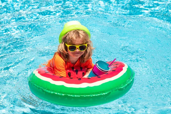 Roztomilý Zábavný Chlapec Relaxační Hračkou Plavecký Kroužek Bazénu Baví Během — Stock fotografie