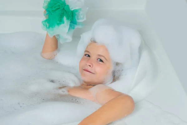 Garoto Engraçado Com Cabelo Encaracolado Molhado Tomando Banho Uma Pia — Fotografia de Stock