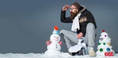 Bisikletli çılgın kış adamı dışarıda. Kışın arka planda kardan adam. Kış bayrağı için kardan adam