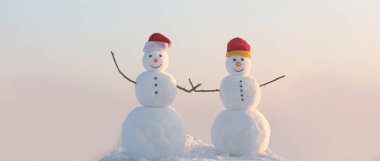 Dışarıda kar altında kalan kardan adam çifti. Kardan adamla Noel afişi. Yeni yıl tebrik kartı ile kardan adam