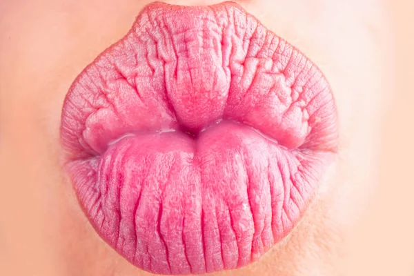 マクロリップ 白い上に隔離された女性の口を閉じます 極端な閉じ口 マクロセクシークリップ — ストック写真