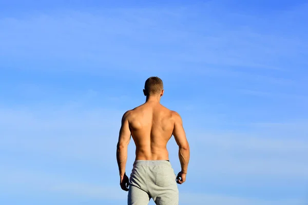 Muskulös Man Tillbaka Himlen Backgraund Stark Manlig Modell — Stockfoto