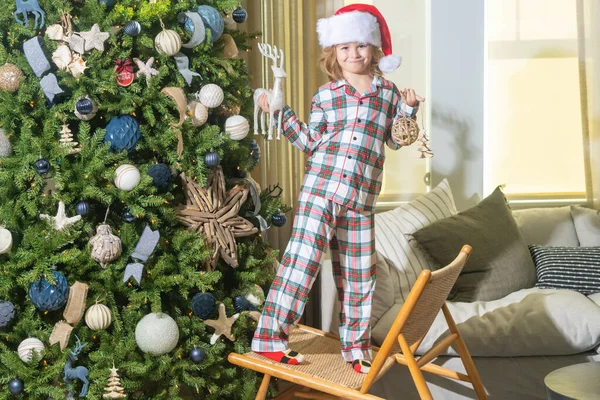 Καλά Χριστούγεννα Παιδί Γιος Ετοιμάζεται Σπίτι Για Γιορτή Των Χριστουγέννων — Φωτογραφία Αρχείου