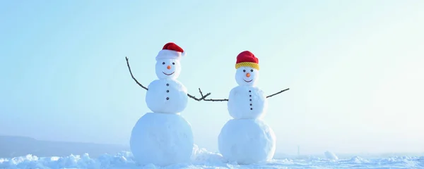 Zabawna Para Bałwana Trzymająca Się Ręce Zewnątrz Bałwan Tle Śniegu — Zdjęcie stockowe