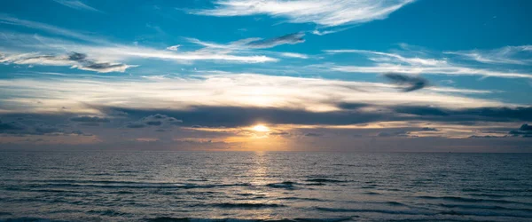 Ηλιοβασίλεμα Στη Θάλασσα Θάλασσα Ανατολή Παραλία Ήρεμο Συννεφιασμένο Ουρανό — Φωτογραφία Αρχείου