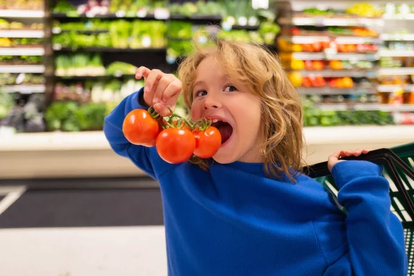 Barn Med Färska Tomatgrönsaker Hälsosam Mat För Barn Porträtt Ett — Stockfoto