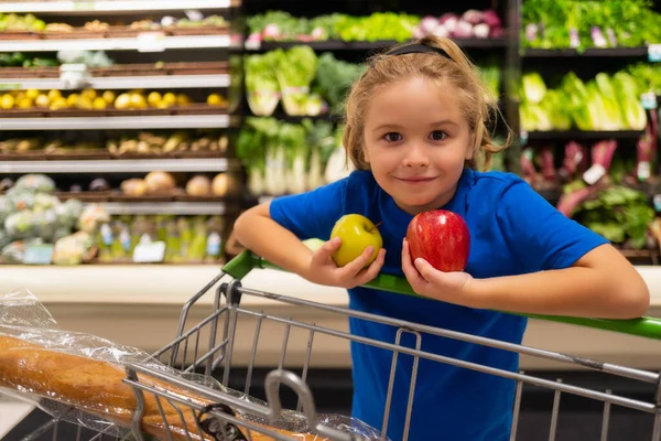 Ragazzo Con Frutta Mele Supermercato Bambino Negozio Alimentari Supermercato Ragazzino — Foto Stock