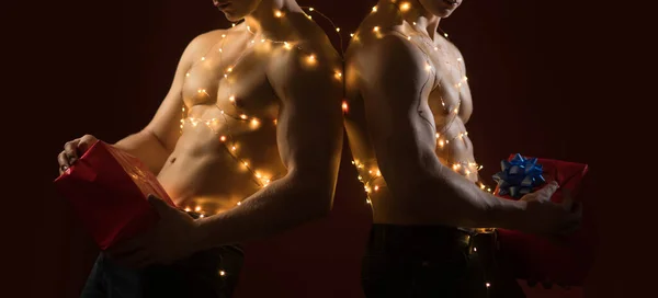 性感无袖圣诞老人 性感的肌肉男双胞胎的概念 两个赤身裸体的孪生兄弟同性恋夜总会 圣诞节的横幅 — 图库照片