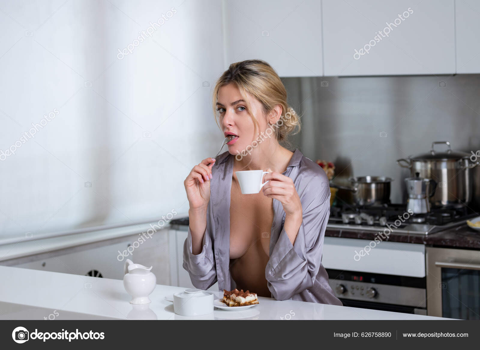 Mujer Sexy Sentada Cocina Por Mañana Tomando Café Sensual Ama: fotografía de  stock © Tverdohlib.com #626758890 | Depositphotos
