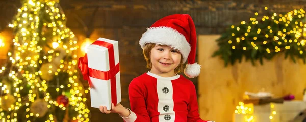 Ευτυχισμένο Χαριτωμένο Παιδί Σάντα Καπέλο Δώρο Έχουν Χριστούγεννα Δώρο Δώρου — Φωτογραφία Αρχείου