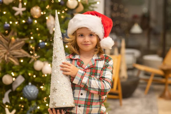 圣诞树旁戴着圣诞礼帽的快乐有趣的孩子 圣诞及新年概念 — 图库照片