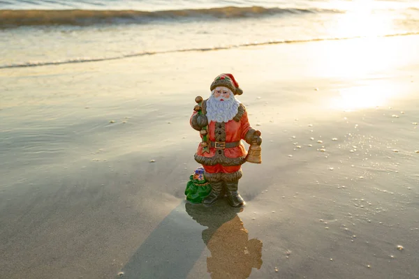 Deniz Sahilinde Noel Baba Sıcak Noel Tatil — Stok fotoğraf