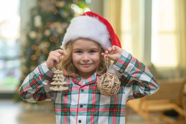 Çocuk Noel Yeni Yıl Tatiline Hazırlanıyor — Stok fotoğraf