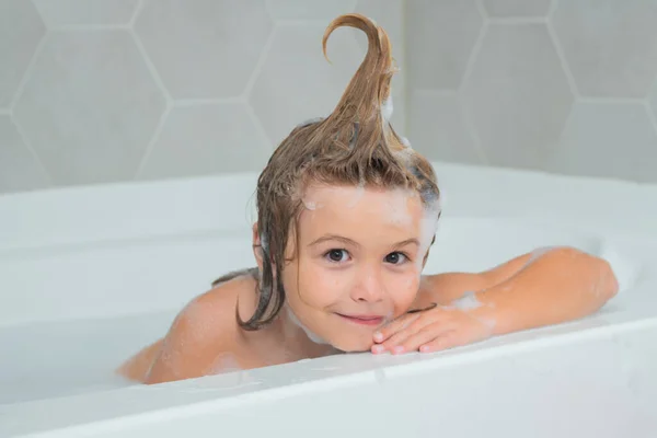 孩子们洗发水孩子在泡泡浴时很开心 快乐的孩子享受着洗澡时间 小男孩在浴室里笑着用肥皂泡沫 小孩在用泡沫洗澡时洗澡 — 图库照片