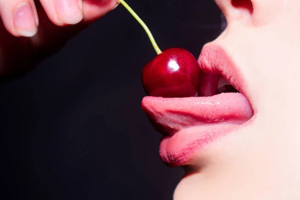 Kadın Ağzında Kiraz Seksi Dilli Kadın Dudaklarında Kiraz Dilini Yala — Stok fotoğraf
