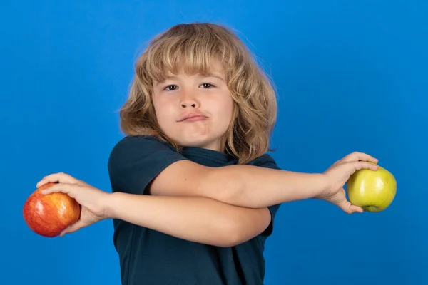 Sağlıklı Beslenme Küçük Komik Çocuk Elinde Fynny Yüzlü Elma Tutuyor — Stok fotoğraf