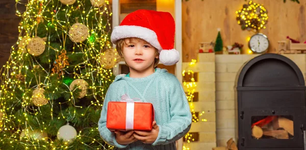 Jongen Kind Met Cadeau Geschenkdoos Binnen Nieuwjaarsconcept Gift Emoties Winter — Stockfoto