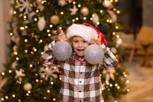 Anak Yang Bersemangat Rumah Saat Natal Anak Kecil Merayakan Natal — Stok Foto