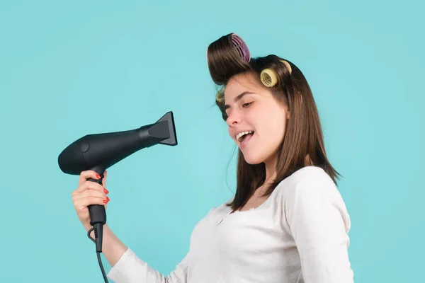 Saç Kurutma Makinesi Olan Kadın Saçı Düz Saçları Kuru Profesyonel — Stok fotoğraf