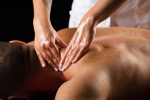 Masaje Para Hombre Fisioterapeuta Masajeando Hombro Masculino —  Fotos de Stock