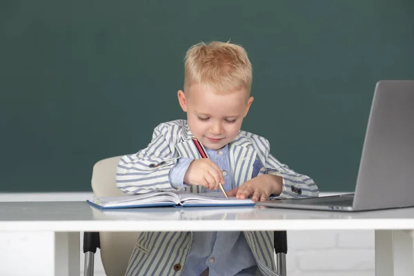 Een Klein Kind Studeert Een Klaslokaal Basisschool Hij Schrijft Klas — Stockfoto