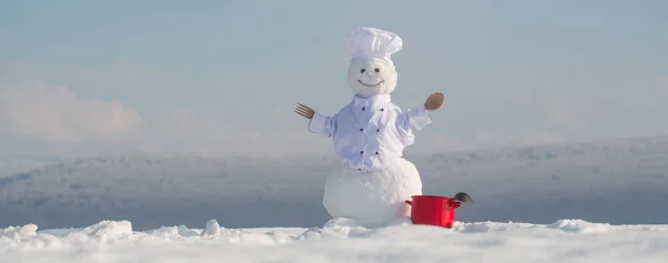 Χιονάνθρωπος Μάγειρας Σεφ Στο Χιόνι Εξωτερικό Φόντο Χριστουγεννιάτικο Πανό Χιονάνθρωπο — Φωτογραφία Αρχείου