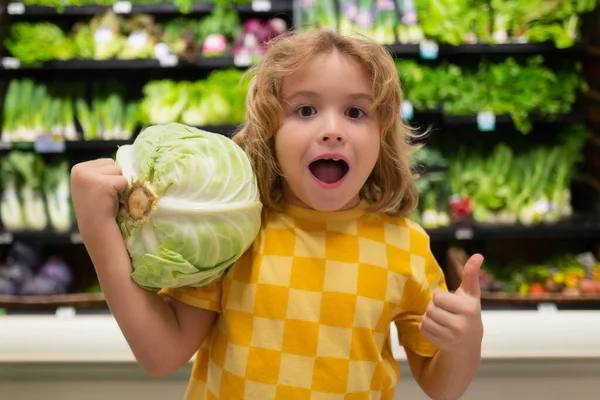 Dítě Zelím Nakupování Supermarketu Děti Kupují Potraviny Supermarketu Chlapeček Kupuje — Stock fotografie