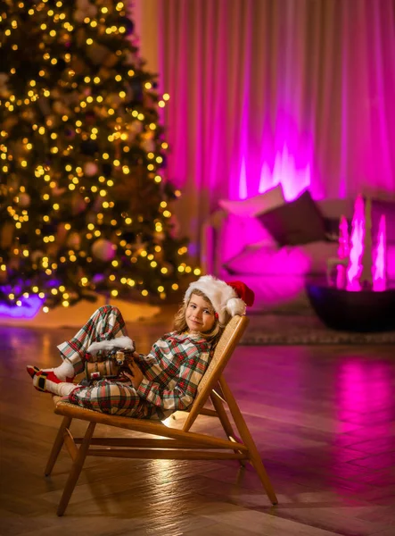 居心地の良い家で魔法のクリスマスの夜に照明 クリスマスの夜に家でかわいい子供 メリークリスマス 居心地の良い暖かい冬の夜家 — ストック写真