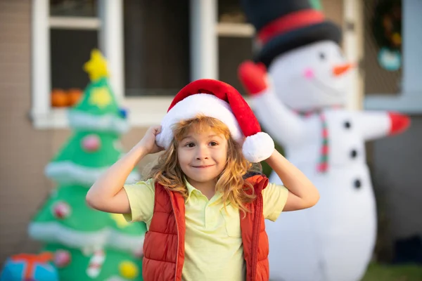 Kleines Kind Feiert Weihnachten Oder Neujahr Der Nähe Des Weihnachtsbaums — Stockfoto