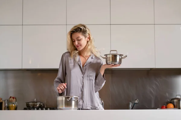 Mulher Cozinhar Numa Cozinha Sexy Dona Casa Manhã Trabalhos Domésticos — Fotografia de Stock