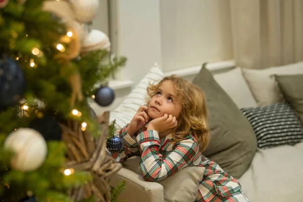 小孩在家里的圣诞树旁 — 图库照片