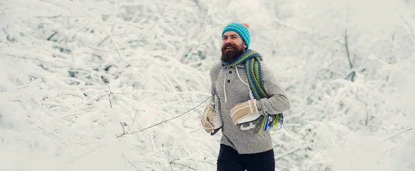 Kış Bayrağı Kar Parkında Yürüyen Sakallı Adam Komik Kış Adamı — Stok fotoğraf