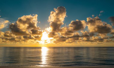 Karanlık fırtına arka planda. Dramatik kara bulutlar gökyüzü. Karanlık bulutlu tropikal gökyüzü günbatımı deniz zemininde. Fırtınalı bulutlu gökyüzü
