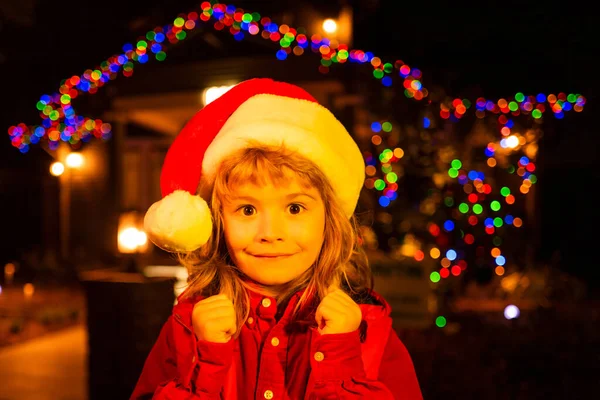 小孩子在圣诞前夜庆祝圣诞节或新年 圣诞别墅的后院 孩子们在一家夜店前享受圣诞装饰 站在灯火通明的圣诞夜房子旁的孩子 — 图库照片