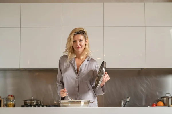 Mujer Con Olla Para Cocinar Mujer Sexy Preparando Comida Cocina — Foto de Stock