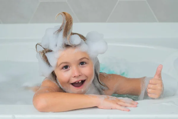 Crianças Tomar Banho Miúdo Toma Banho Banho Com Espuma — Fotografia de Stock