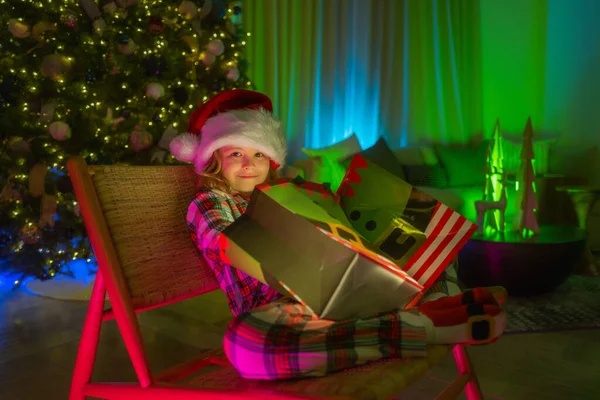 Lindo Niño Abriendo Caja Regalo Habitación Decorada Para Noche Navidad —  Fotos de Stock
