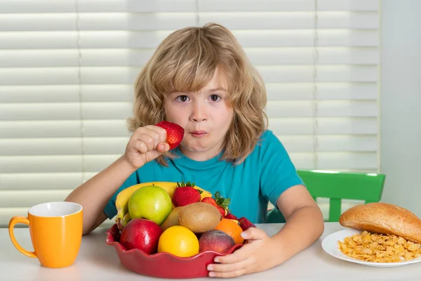 Kind Eet Aardbeien Biologisch Fruit Een Knappe Jongen Keuken Aan — Stockfoto