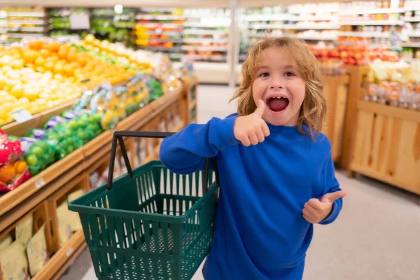 野菜のスーパーで子供 買い物かご付きの子供 店舗や食料品店で食べ物を選ぶ子供 — ストック写真