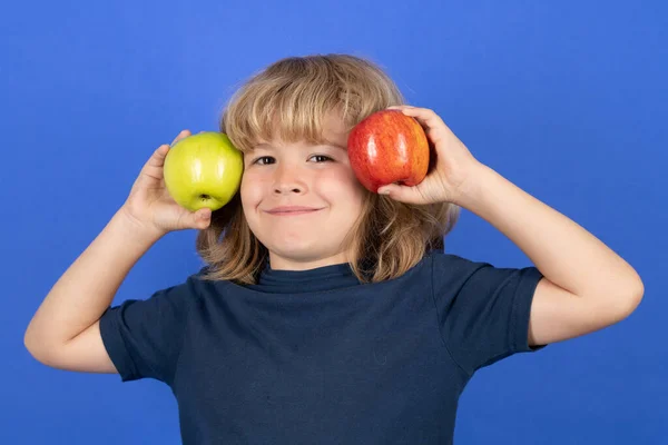 Çocuk Kırmızı Elma Yeşil Elma Arasında Seçim Yapıyor Mavi Arkaplanda — Stok fotoğraf