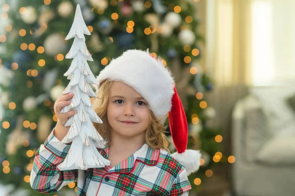 圣诞树 一个戴着圣诞圣诞礼帽的小男孩的画像 为新年或圣诞假期作准备的儿童 — 图库照片