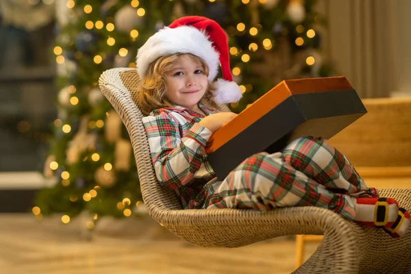 Noel Evde Bir Çocuk Küçük Çocuk Noel Yeni Yılı Kutluyor — Stok fotoğraf