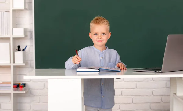 小学校での授業中は黒板近くの生徒 机に座って勉強することを学ぶ小学生 — ストック写真