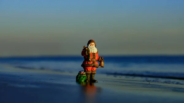 해변에서 휴가를 보내는 산타클로스 여행즐거운 크리스마스 — 스톡 사진