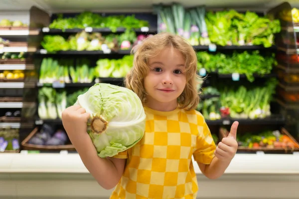 Dítě Zelím Dítě Obchodě Zeleninou Malý Kluk Vybírá Jídlo Obchodě — Stock fotografie